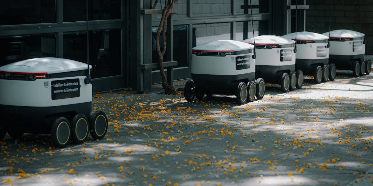 Robôs móveis autônomos (AMRs) na logística industrial